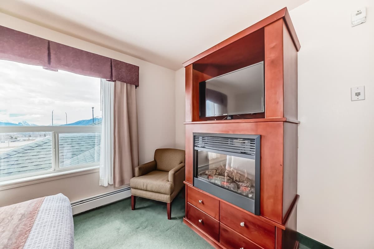 Suite, 1 letto queen con divano letto | Ferro/asse da stiro, culle/letti per bambini (gratuiti)