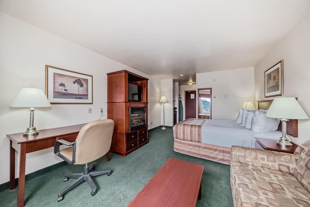 Camera, 1 letto queen con divano letto | Ferro/asse da stiro, culle/letti per bambini (gratuiti)