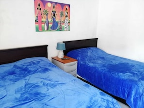 Individually decorated, individually furnished, desk, iron/ironing board - Hostal Davinci Mitad del Mundo (San Antonio de Pichincha)