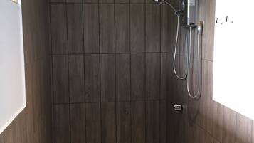 Design Double Room, 1 Bedroom, Non Smoking, Pool View | Bathroom shower