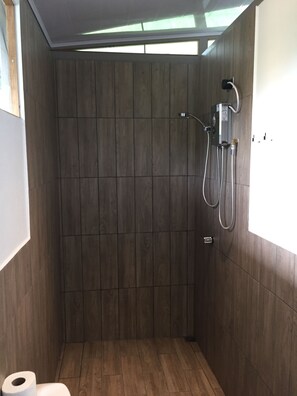 Design Double Room, 1 Bedroom, Non Smoking, Pool View | Bathroom shower - La Perlita (Jacó)