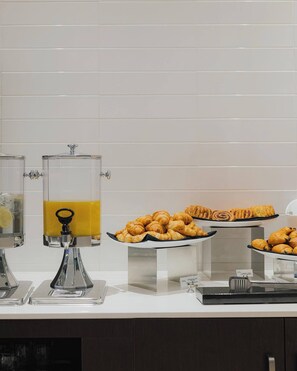 Free daily buffet breakfast  - OTL Gouverneur Sherbrooke (Sherbrooke)