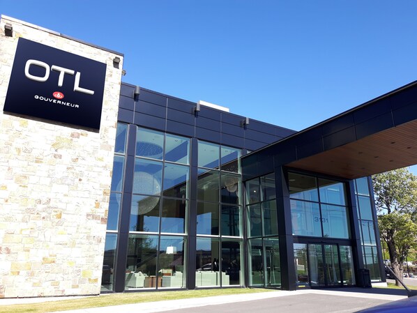 A modern building with a sign reading "OTL GOUVERNEUR".