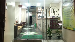 A hotel reception area with a reception desk, a sign indicating 'Descuento' (Discount), and a 'Bienvenidos' (Welcome) mat. - Hotel Ejecutivo Inn (Ciudad Hidalgo)