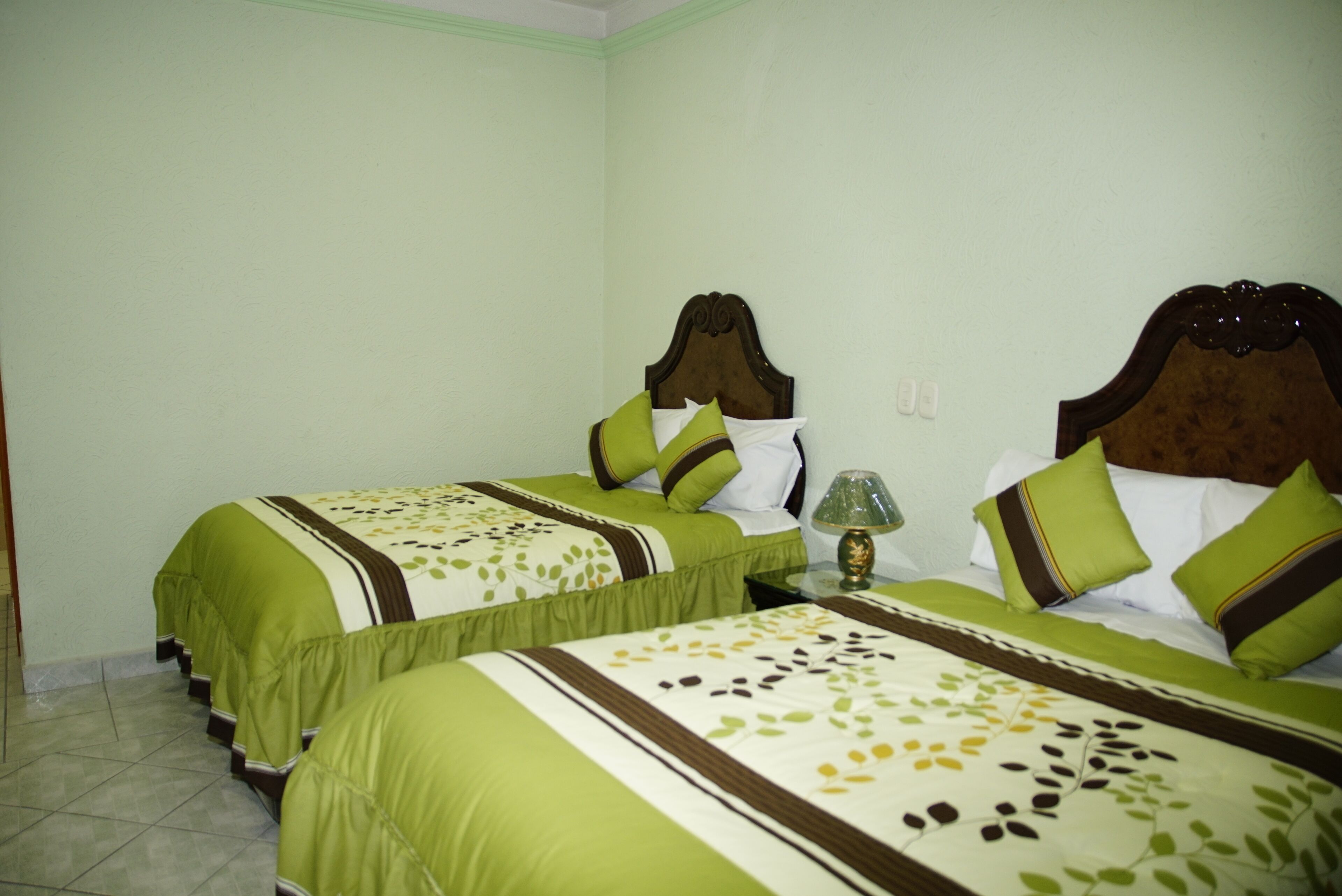 Habitación doble, 2 camas matrimoniales | Ropa de cama de alta calidad y escritorio 