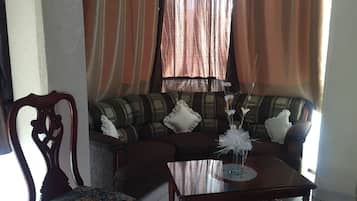 Rum - 1 kingsize-säng | Vardagsrum | 32-tums LED-tv med kabelkanaler och tv