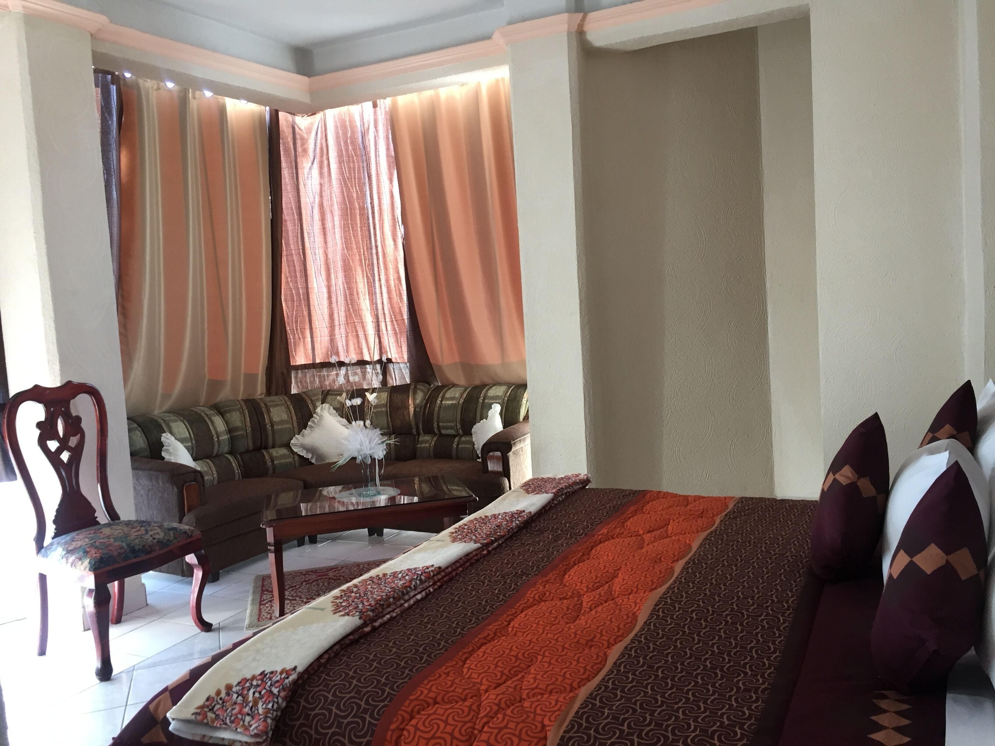 Habitación, 1 cama King size | Ropa de cama de alta calidad y escritorio 