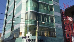 A multi-story hotel with a modern design, featuring large windows and a prominent entrance. - Hotel Ejecutivo Inn (Ciudad Hidalgo)
