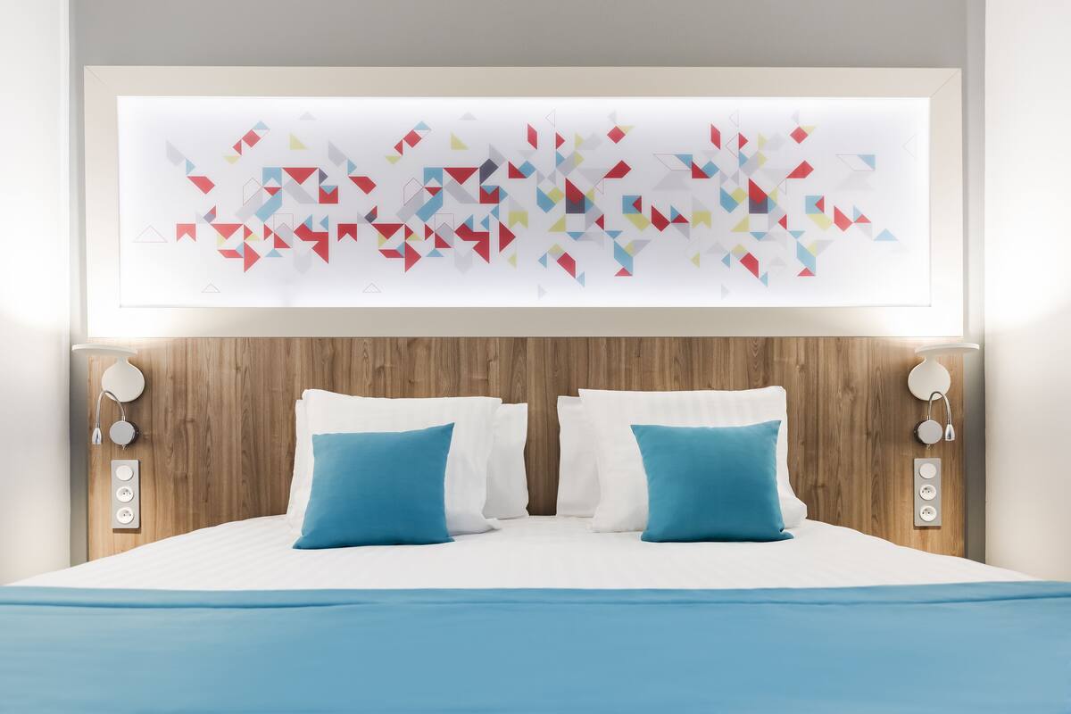 premium bedding, in-room safe, desk, soundproofing