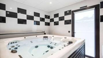 Indoor spa tub