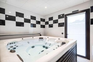 مغطس سبا داخلي