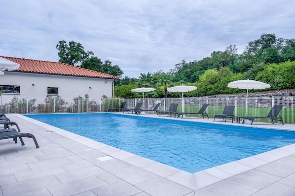 Utendørsbasseng og solsenger