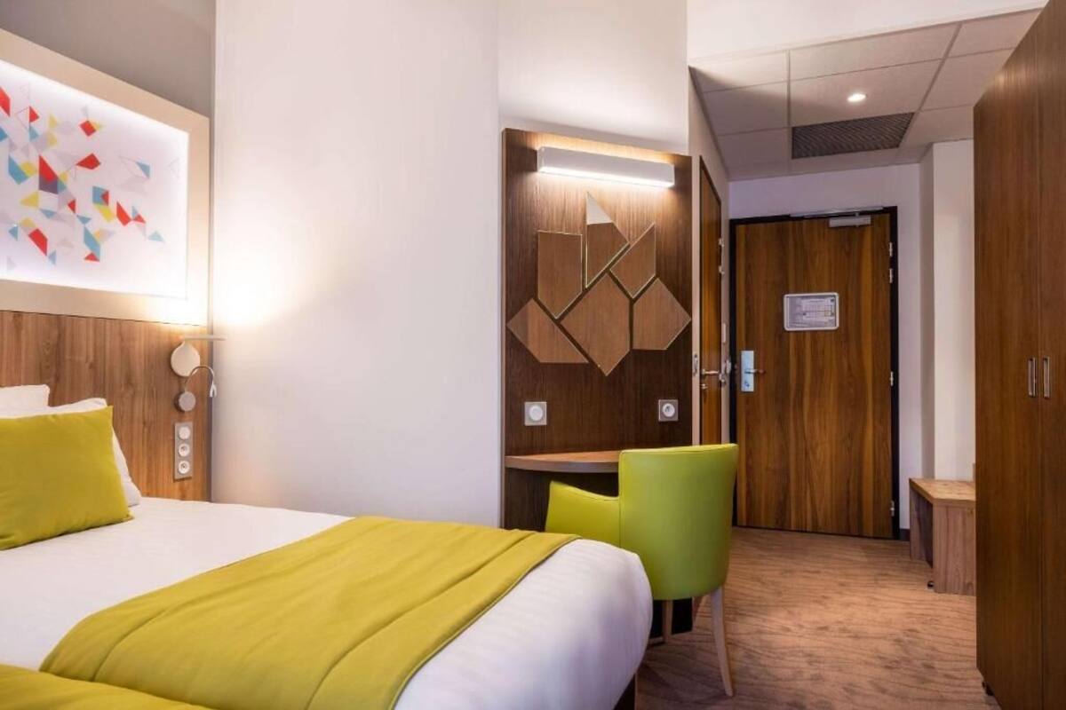 basic twin room | premium bedding, in-room safe, desk, soundproofing