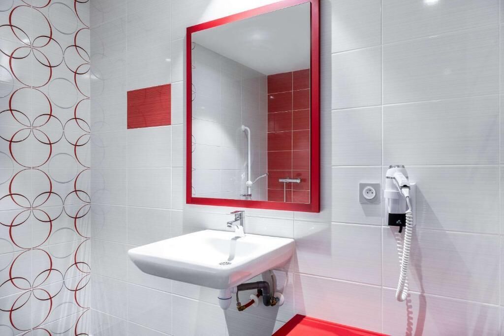 shower, rainfall showerhead, free toiletries, hair dryer