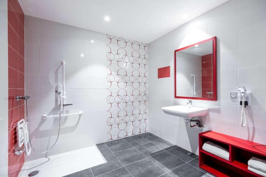 shower, rainfall showerhead, free toiletries, hair dryer