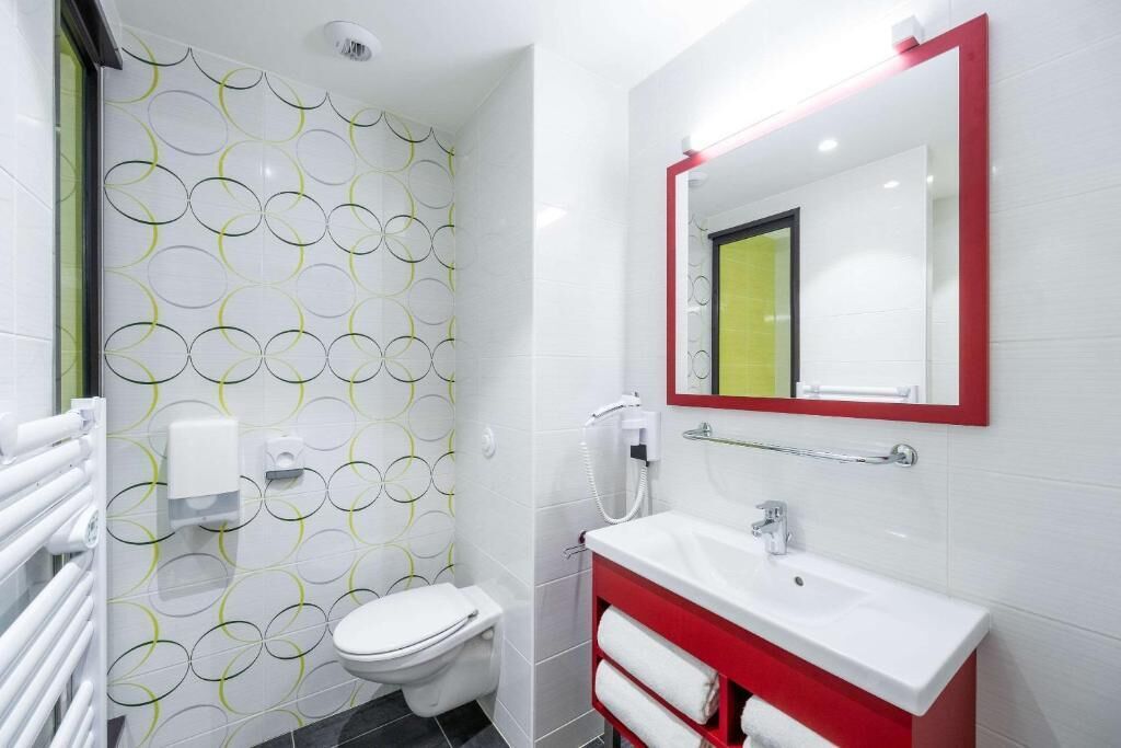 shower, rainfall showerhead, free toiletries, hair dryer