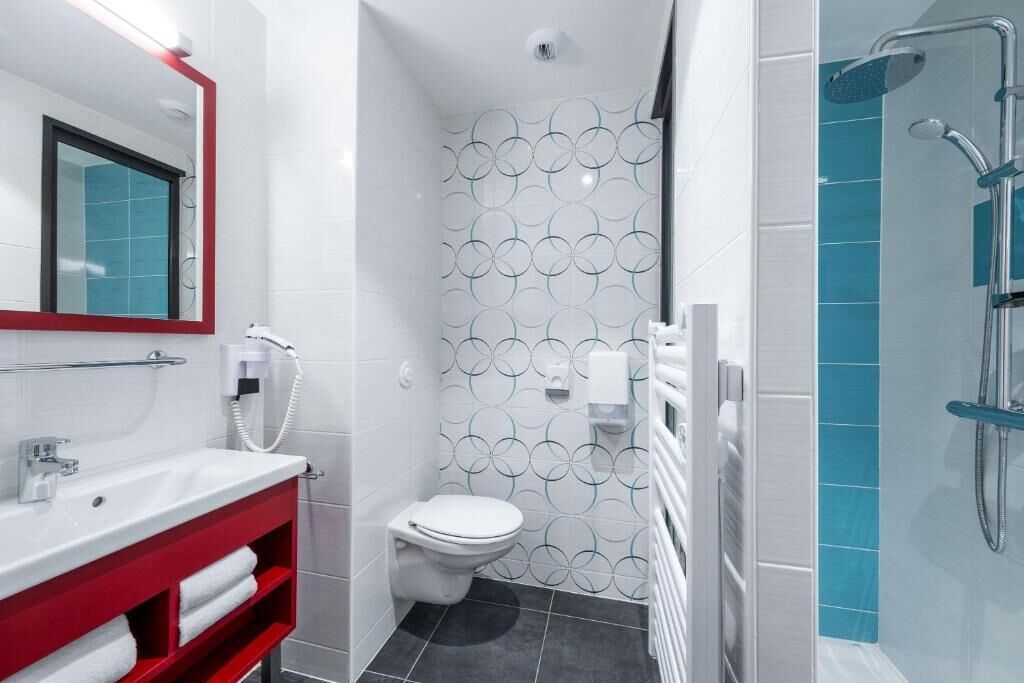 double room | bathroom | shower, rainfall showerhead, free toiletries, hair dryer