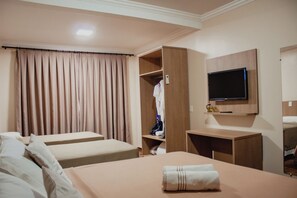 Premium bedding, desk, blackout drapes, rollaway beds - Pousada Nanai (Foz do Iguaçu)