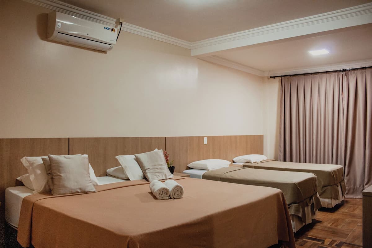 Suite, baño privado (Familiar) | Ropa de cama de alta calidad, escritorio, cortinas opacas