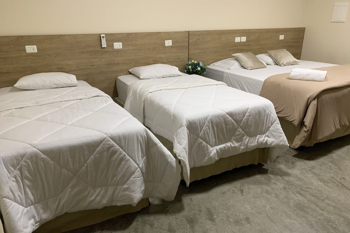 Literie de qualité supérieure, bureau, rideaux occultants