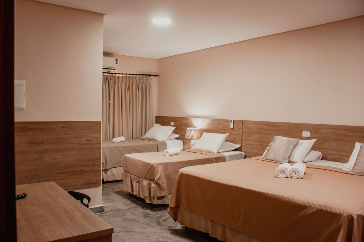 Apartamento familiar, baño privado (Suite Exterior 03) | Ropa de cama de alta calidad, escritorio, cortinas opacas