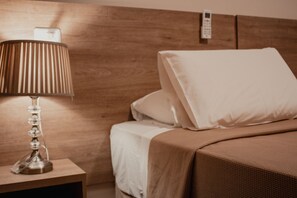 Premium bedding, desk, blackout drapes, rollaway beds - Pousada Nanai (Foz do Iguaçu)
