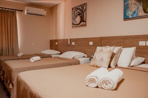 Suite de lujo, baño en la habitación (Suite Externa 04 ) | Ropa de cama de alta calidad, escritorio y cortinas blackout