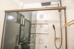 Double Room, Private Bathroom (Apartamento 2) | Bathroom shower - Pousada Nanai (Foz do Iguaçu)