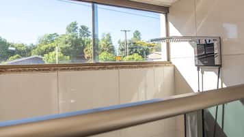 Triple Room, Private Bathroom (Apartamento 3) | Bathroom shower