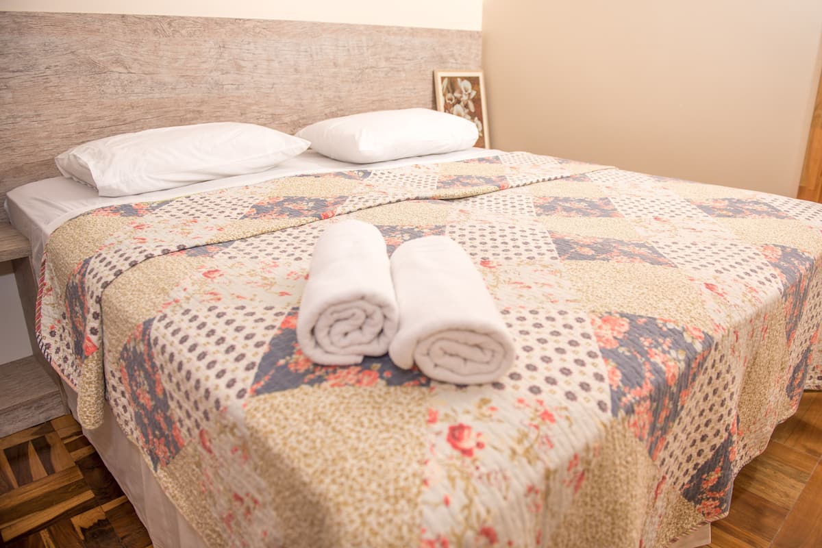 Literie de qualité supérieure, bureau, rideaux occultants