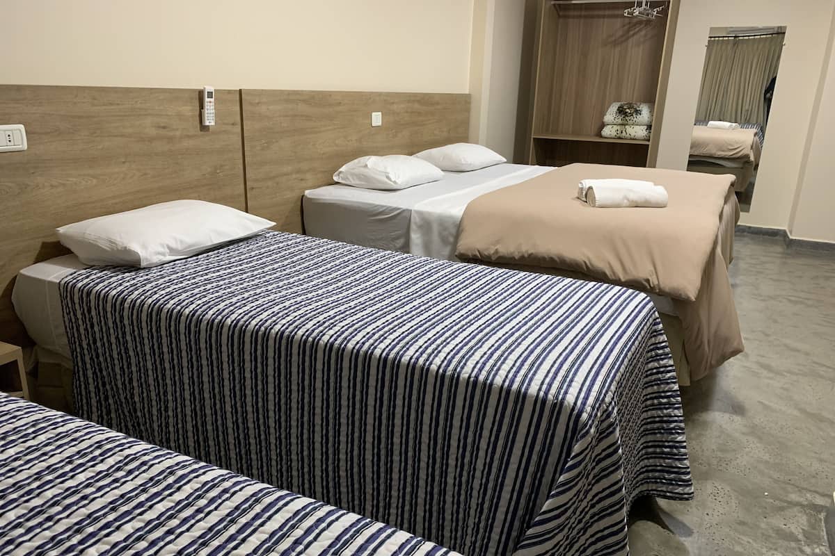 Bộ đồ giường cao cấp, bàn, màn/rèm cản sáng