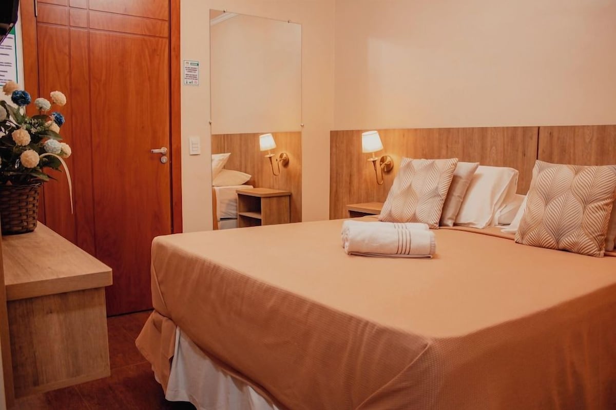 Roupas de cama premium, escrivaninha, cortinas blackout