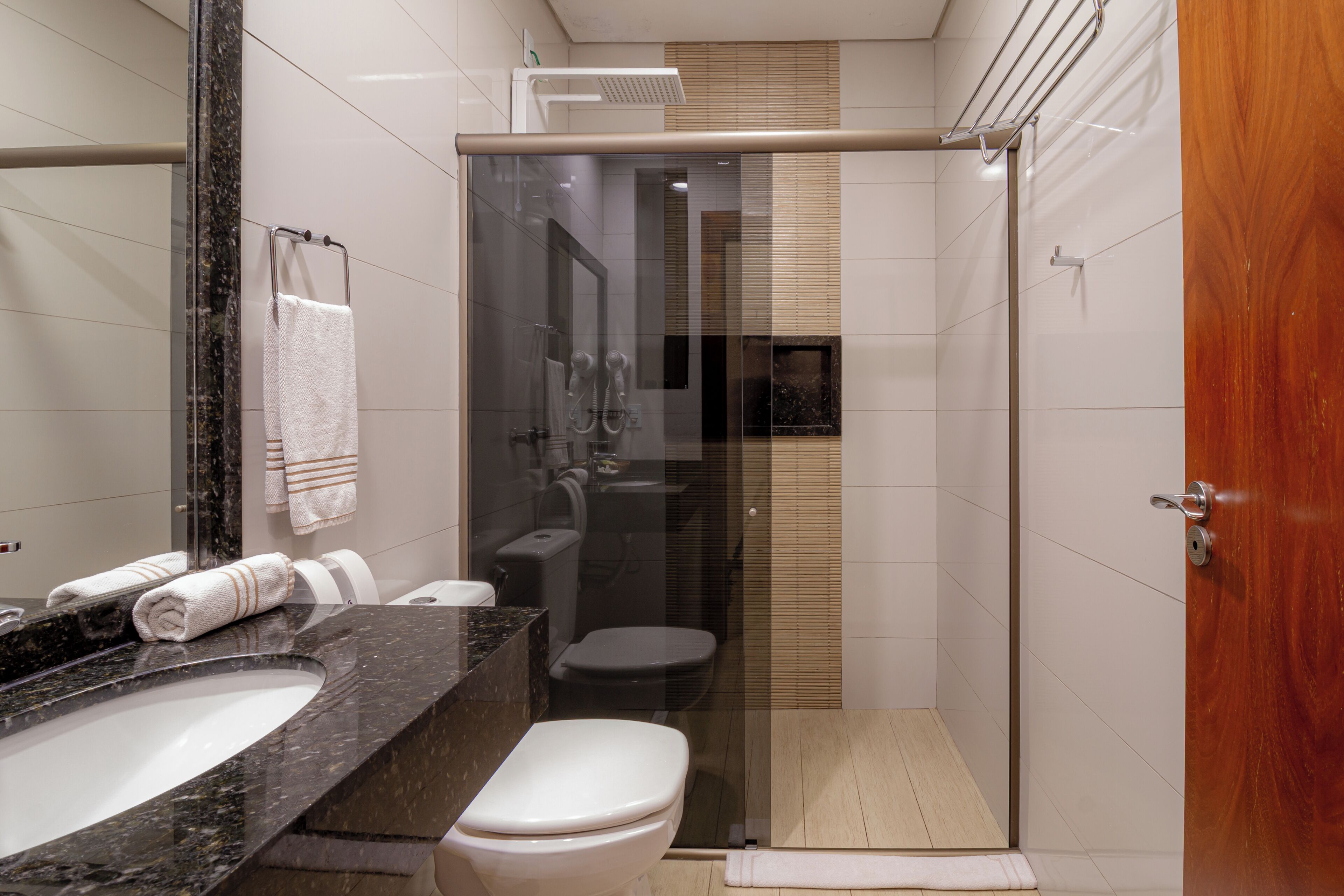Suite, bagno privato (Exterior 2) | Bagno | Doccia, soffione a pioggia, set di cortesia gratuito, asciugamani