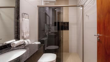 Suite, bagno privato (Exterior 2) | Bagno | Doccia, soffione a pioggia, set di cortesia gratuito, asciugamani