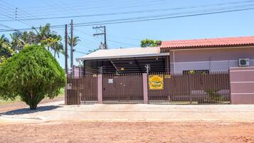 Vista frontal de la propiedad