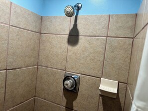 Shower, free toiletries, hair dryer, towels - Westgate Manor Motel Austintown-Younstown, Ohio (Austintown)