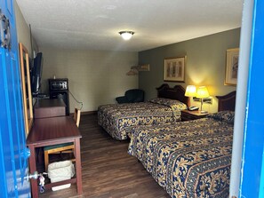 Minibar, desk, free WiFi, bed sheets - Westgate Manor Motel Austintown-Younstown, Ohio (Austintown)