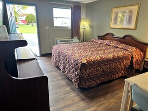 Minibar, desk, free WiFi, bed sheets - Westgate Manor Motel Austintown-Younstown, Ohio (Austintown)