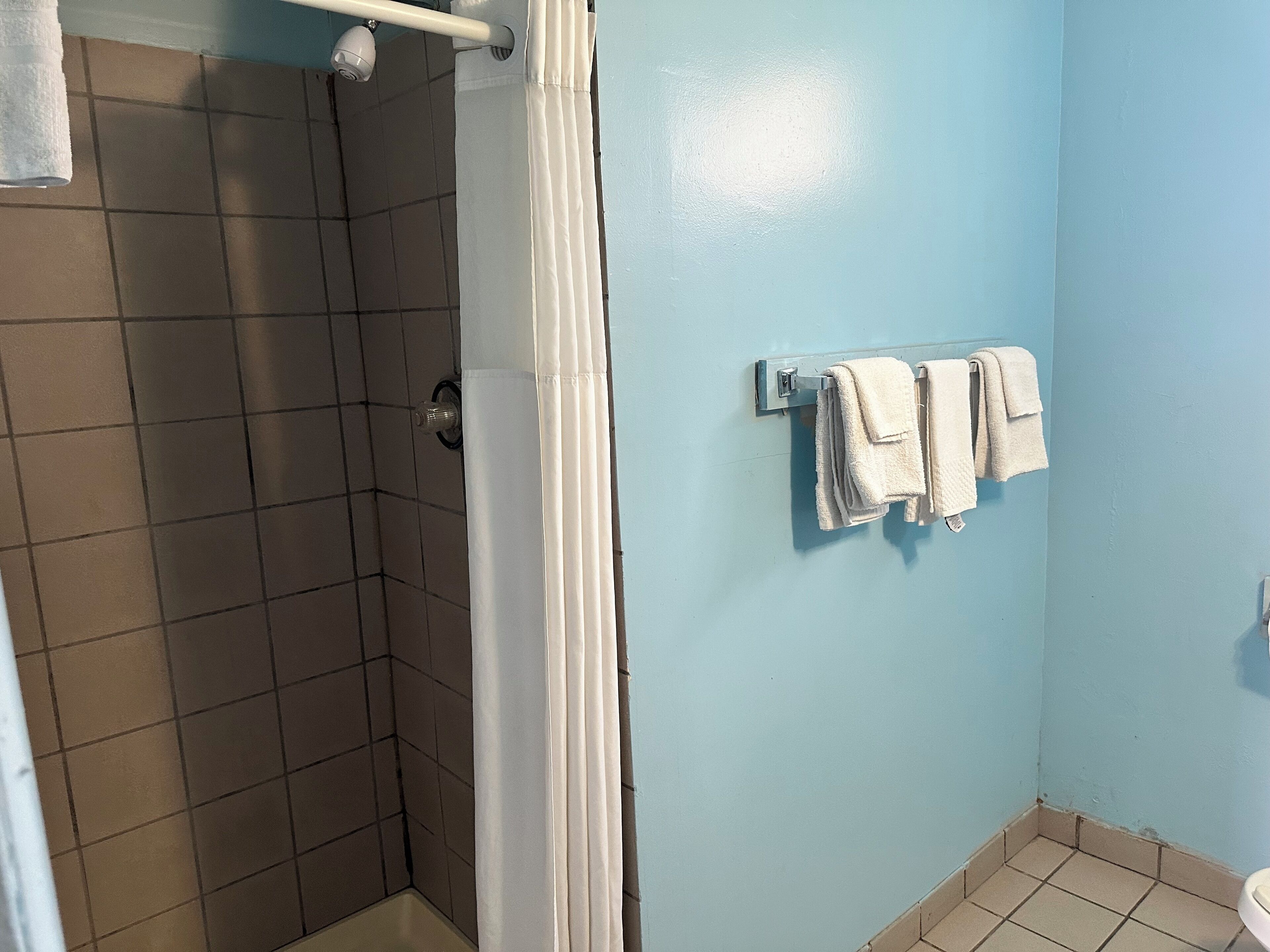 Minibar, skrivebord, wi-fi (inkludert) og sengetøy