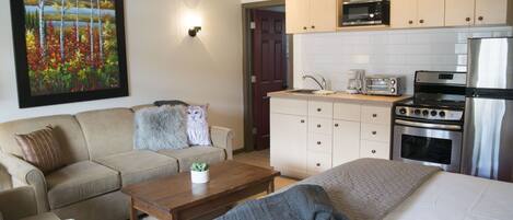 Traditional Suite, 2 Queen Beds, Mountain View | Private kitchen