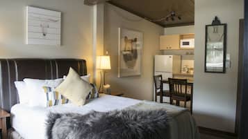 Standard Studio, 1 Queen Bed, Mountain View | Bed sheets