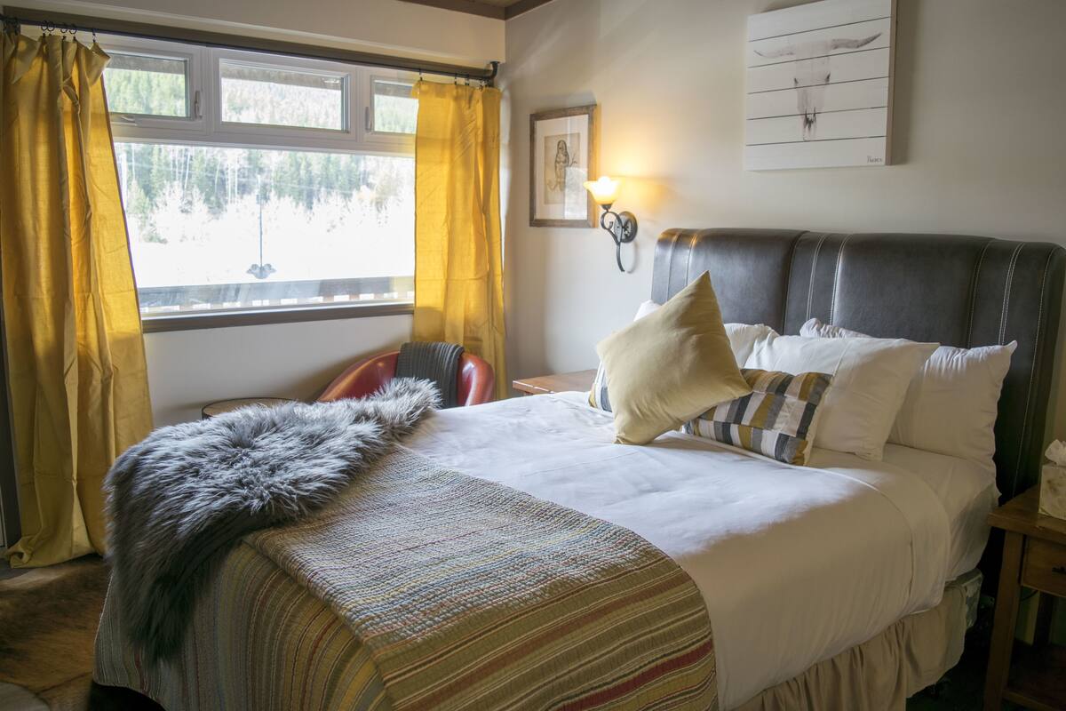 Standard Studio, 1 Queen Bed, Mountain View | Bed sheets