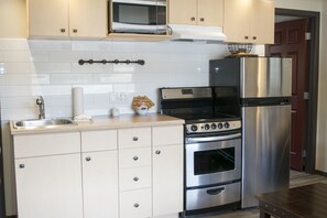 Premium Suite, 2 Bedrooms, Mountain View | Private kitchen | Fridge, microwave - Yamnuska Suites (Dead Man's Flats)