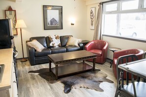 Premium Suite, 2 Bedrooms, Mountain View | Living room | 32-inch LCD TV with cable channels, TV - Yamnuska Suites (Dead Man's Flats)