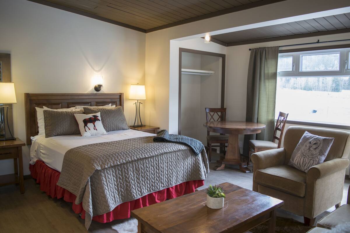 Traditional Suite, 2 Queen Beds, Mountain View | Bed sheets