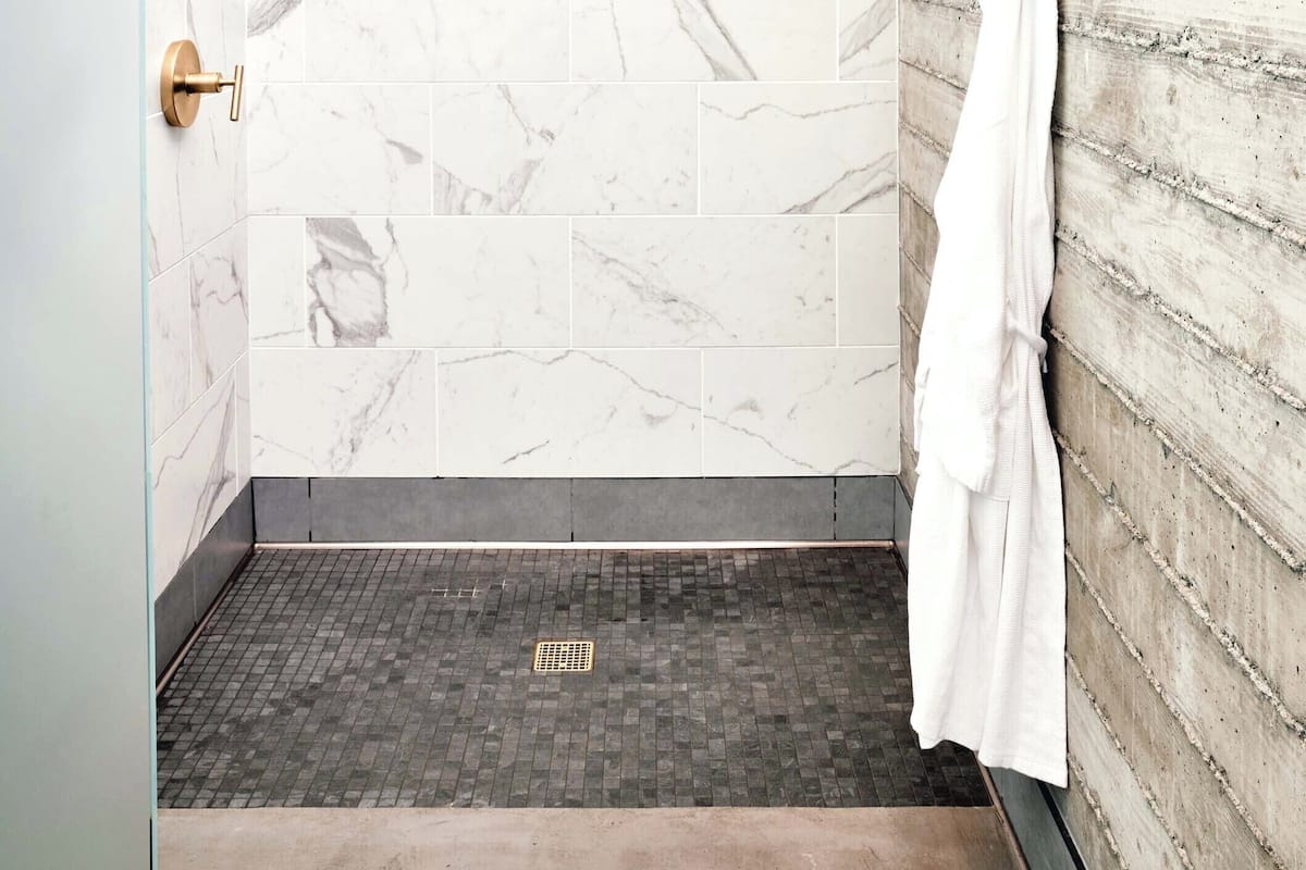 Hochwertige Bettwaren, Betten mit Memory-Foam-Matratzen, Zimmersafe