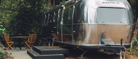 Premium bedding, memory foam beds, in-room safe, free WiFi