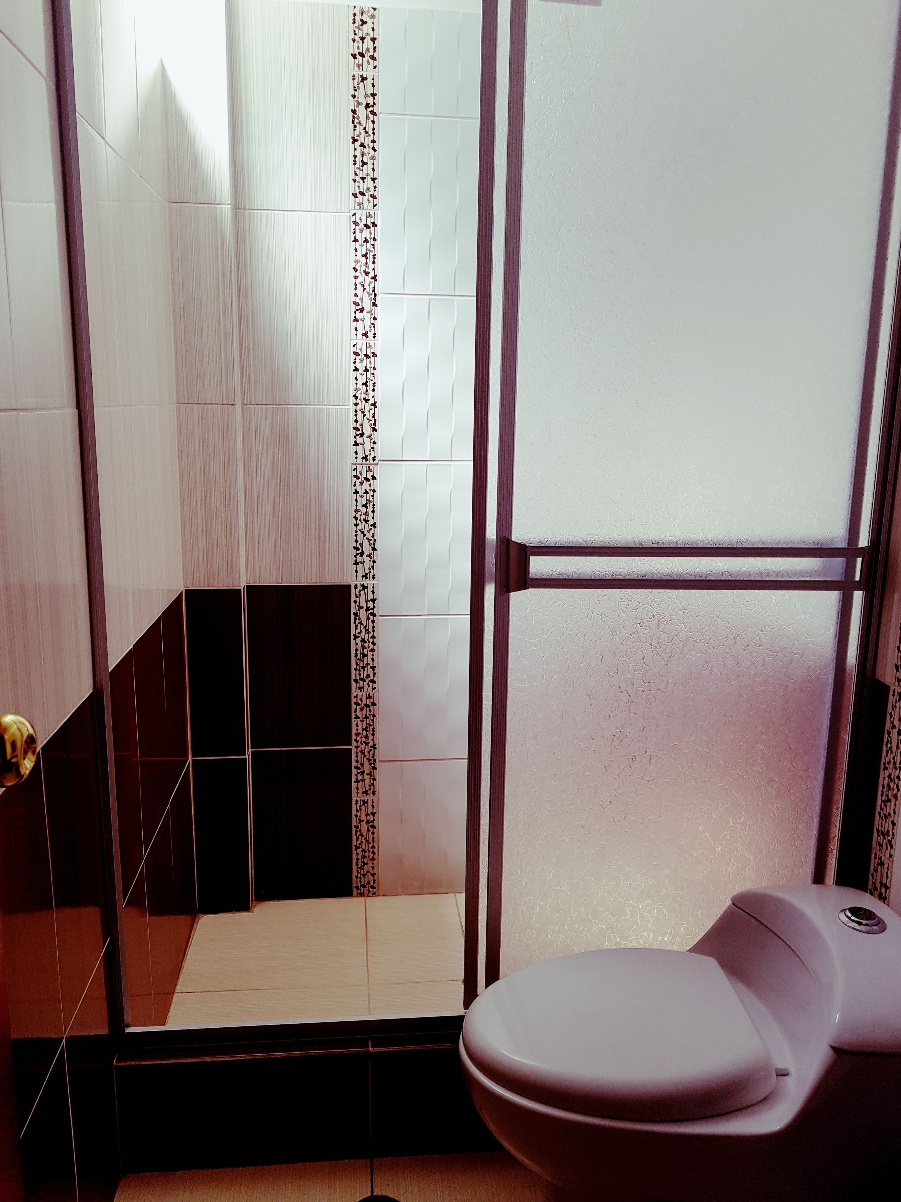 Habitación con 2 camas individuales | Baño | Regadera y toallas 