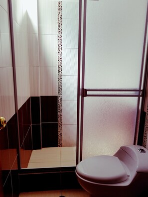 双床房 | 浴室 | 淋浴设施、毛巾