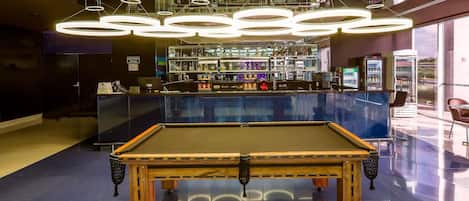 Serves lunch, dinner and brunch